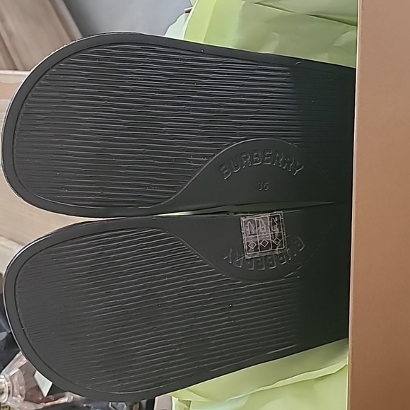 Burberry pool slides - Picture 3 of 5